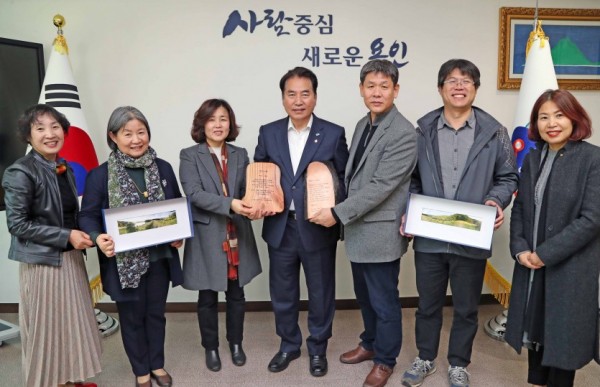 (사진) 동천고기동 주민들로부터 감사패 받아.jpg