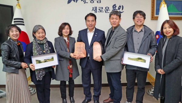 (사진) 동천고기동 주민들로부터 감사패 받아.jpg
