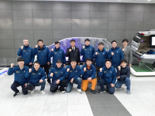 현대기아환경기술연구소에 방문한 화재조사관들이 기념촬영을 하고 있다.jpg