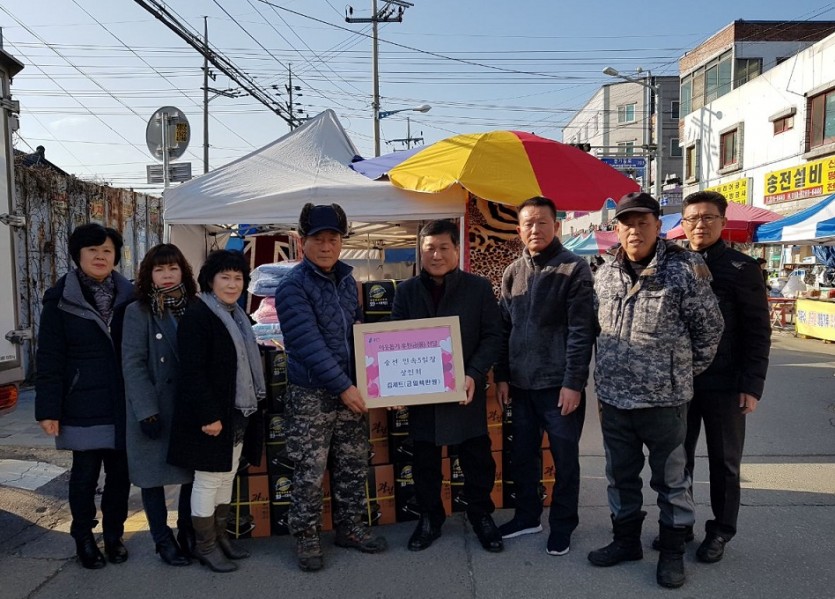 (사진) 이동면 송전 5일장 상인회 김 세트 기부.jpg