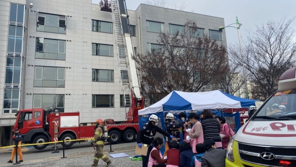 구성노인전문요양원에서 현장대응훈련을 하고 있는 용인소방서 대원들.jpg
