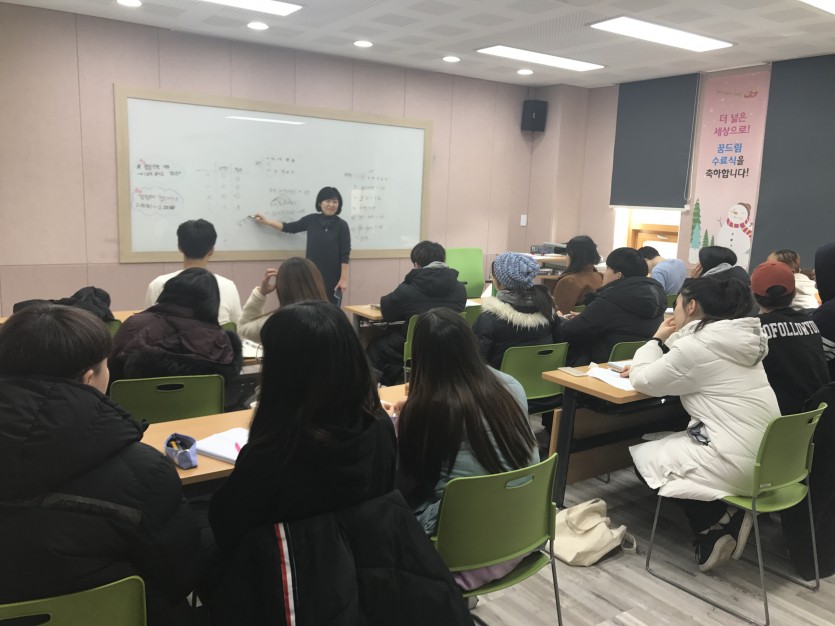그림입니다. 원본 그림의 이름: 수학1.jpg 원본 그림의 크기: 가로 4032pixel, 세로 3024pixel 사진 찍은 날짜: 2019년 02월 22일 오후 10:45 카메라 제조 업체 : Apple 카메라 모델 : iPhone 7 프로그램 이름 : 10.3.3 F-스톱 : 1.8 노출 시간 : 1/60초 IOS 감도 : 25 노출 모드 : 자동 35mm 초점 거리 : 28 프로그램 노출 : 자동 제어 모드 측광 모드 : 평가 측광 플래시 모드 : 플래시 끔 EXIF 버전 : 0221