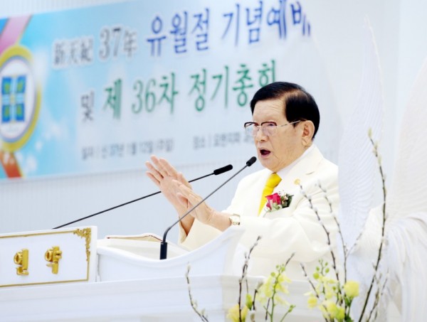 12일 개최한 신천지예수교 제36차 정기총회에서 이만희 총회장이 총평을 하고 있다..jpg