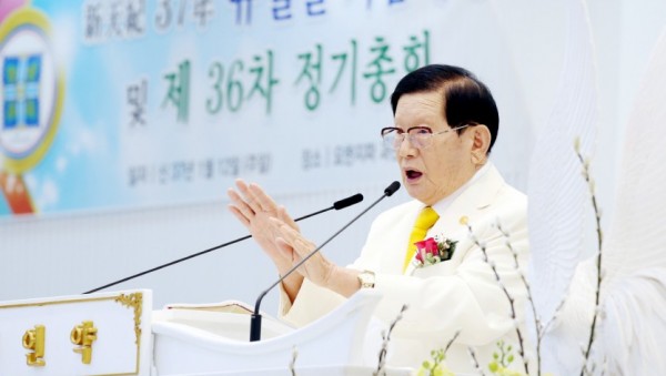 12일 개최한 신천지예수교 제36차 정기총회에서 이만희 총회장이 총평을 하고 있다..jpg