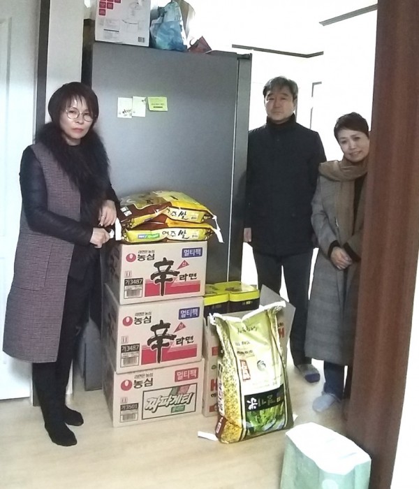 22일 구갈동 주민자치위원장 위기가구 생필품 전달 (2).jpg
