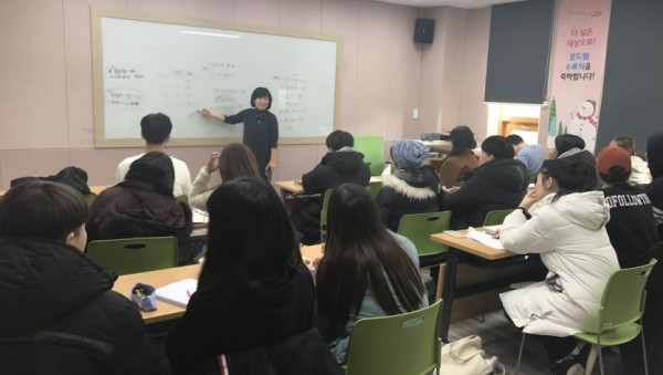 그림입니다. 원본 그림의 이름: 수학1.jpg 원본 그림의 크기: 가로 4032pixel, 세로 3024pixel 사진 찍은 날짜: 2019년 02월 22일 오후 10:45 카메라 제조 업체 : Apple 카메라 모델 : iPhone 7 프로그램 이름 : 10.3.3 F-스톱 : 1.8 노출 시간 : 1/60초 IOS 감도 : 25 노출 모드 : 자동 35mm 초점 거리 : 28 프로그램 노출 : 자동 제어 모드 측광 모드 : 평가 측광 플래시 모드 : 플래시 끔 EXIF 버전 : 0221