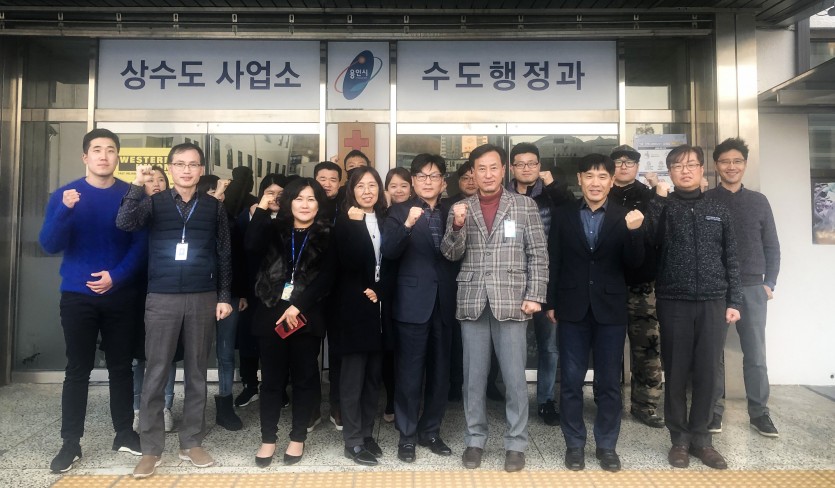 4일 수도행정과 직원들이 기념촬영을 하는 모습.jpg