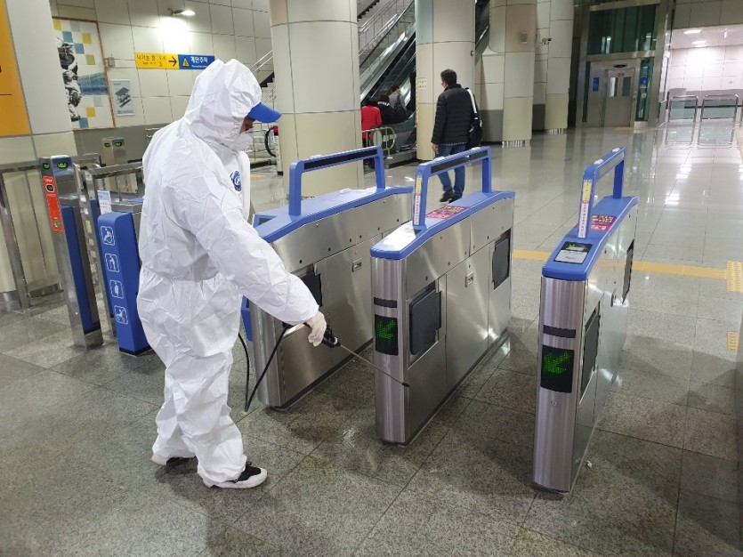 기흥역 내부 소독모습.JPG