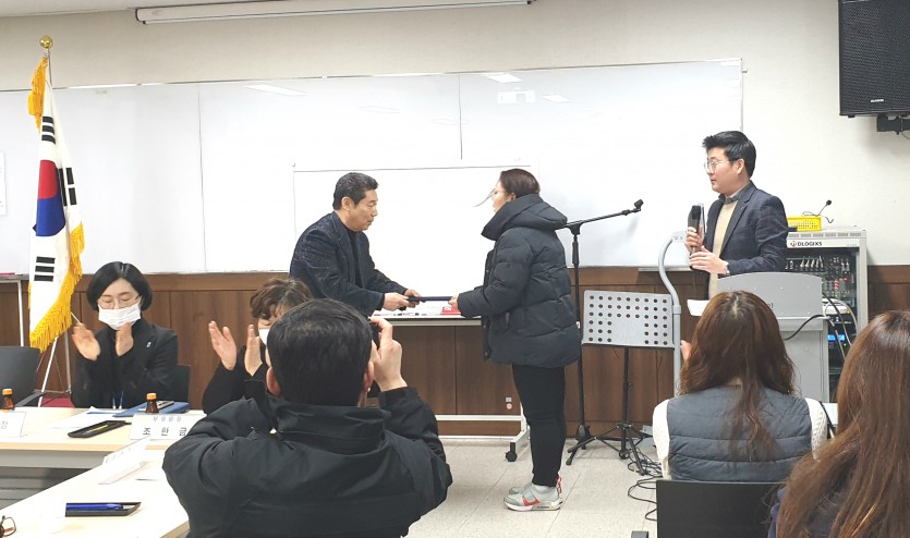 장학금 전달 사진.jpg
