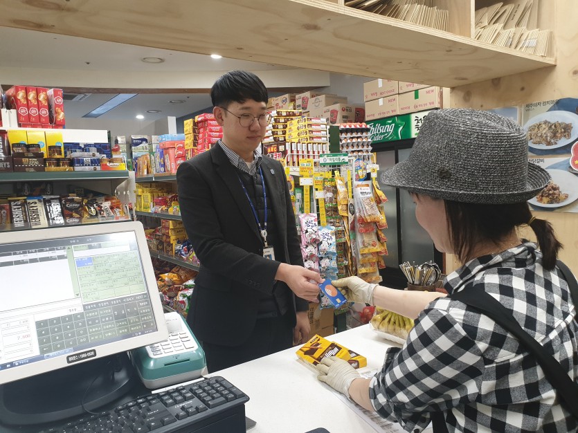 18일 용인시 직원이 와이페이를 사용하는 모습.jpg