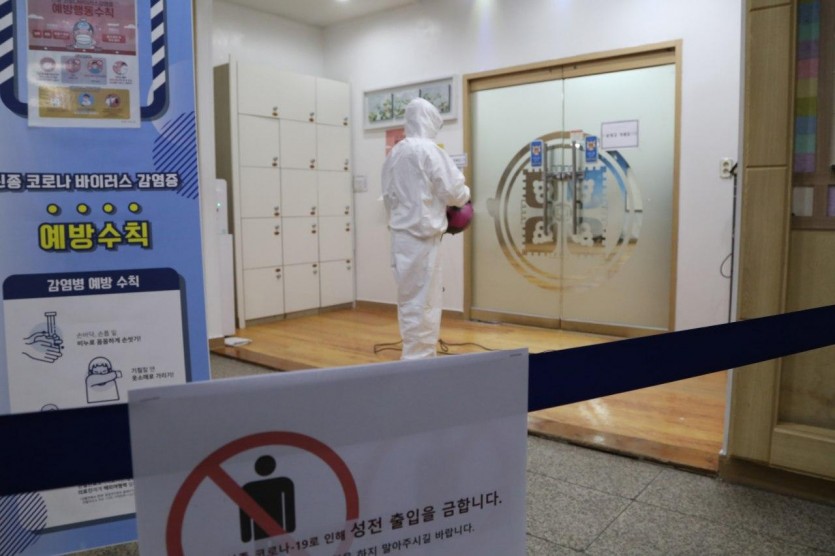 지난 19일 신천지 서울교회가 교회를 전면 폐쇄하고 소독방역을 하고 있다..jpg