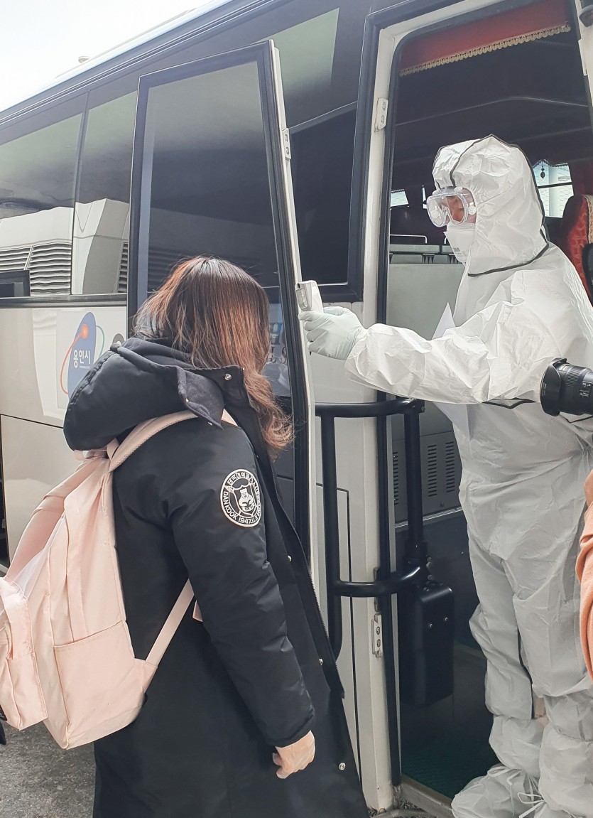 (사진) 용인시 버스에 탑승하는 중국인 우학생 2.jpg