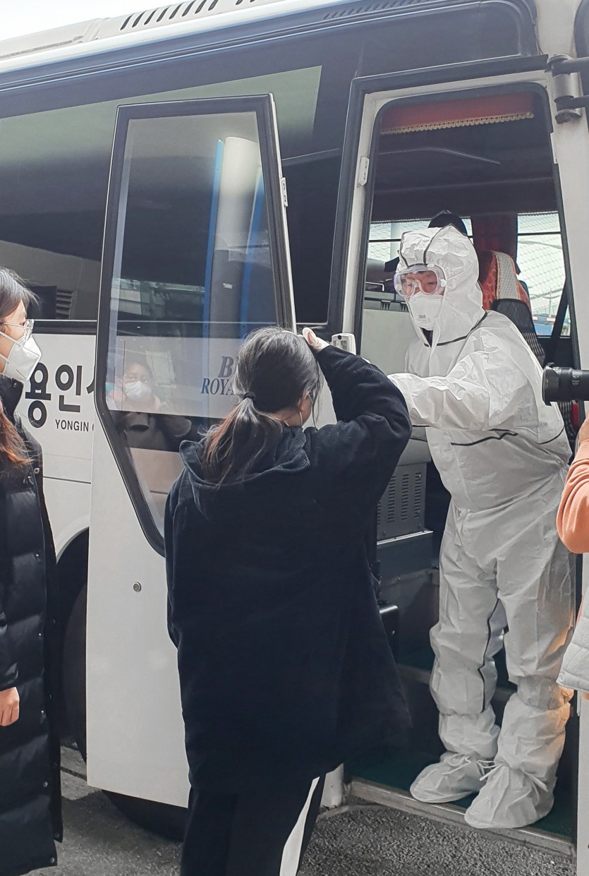 (사진) 용인시 버스에 탑승하는 중국인 유학생 1.jpg