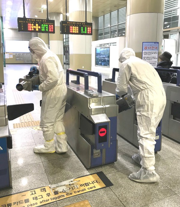 2일 보건소 관계자가 죽전역 내부를 소독하는 모습.jpg