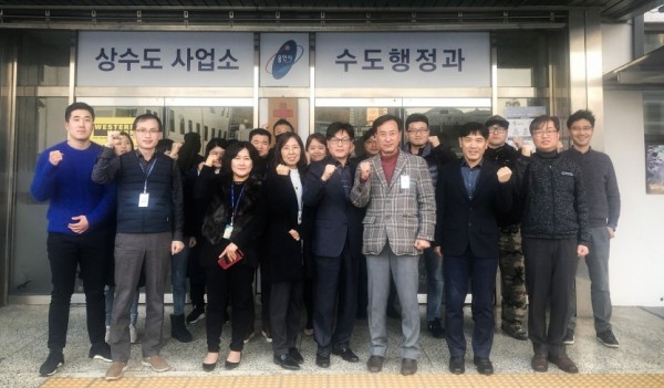 4일 수도행정과 직원들이 기념촬영을 하는 모습.jpg