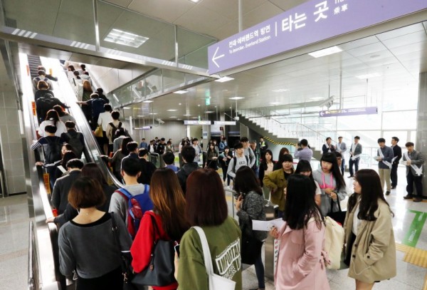 출근시간 용인 기흥역의 시민들.jpg