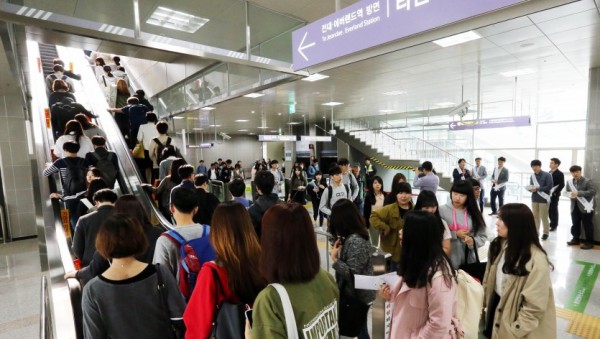 출근시간 용인 기흥역의 시민들.jpg