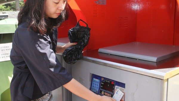 (사진) 4-2 RFID 종량제 기기에 음식물 쓰레기를 버리고 있는 시민.jpg