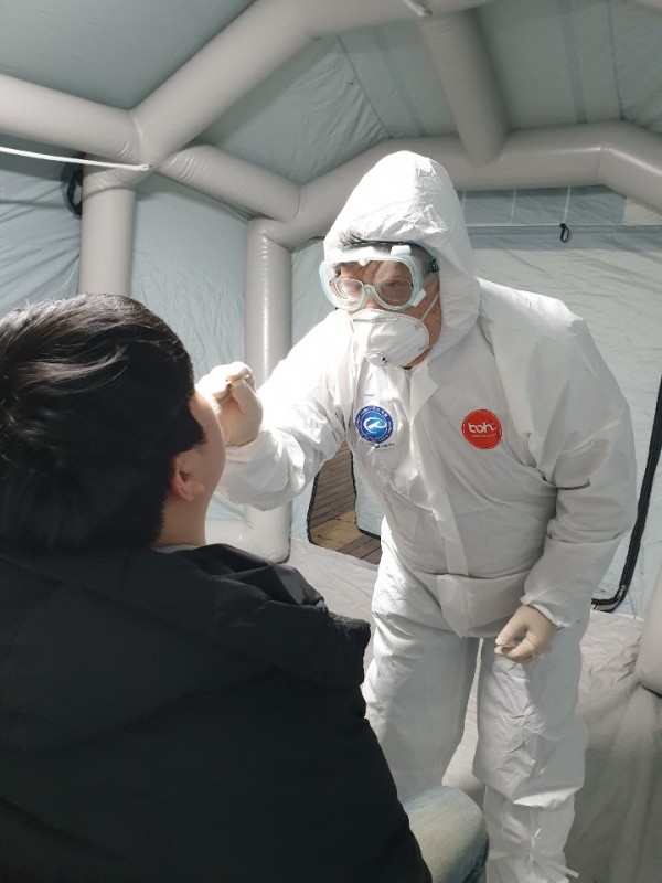 (사진) 보건소 관계자 검체 채취 시연 모습.JPG