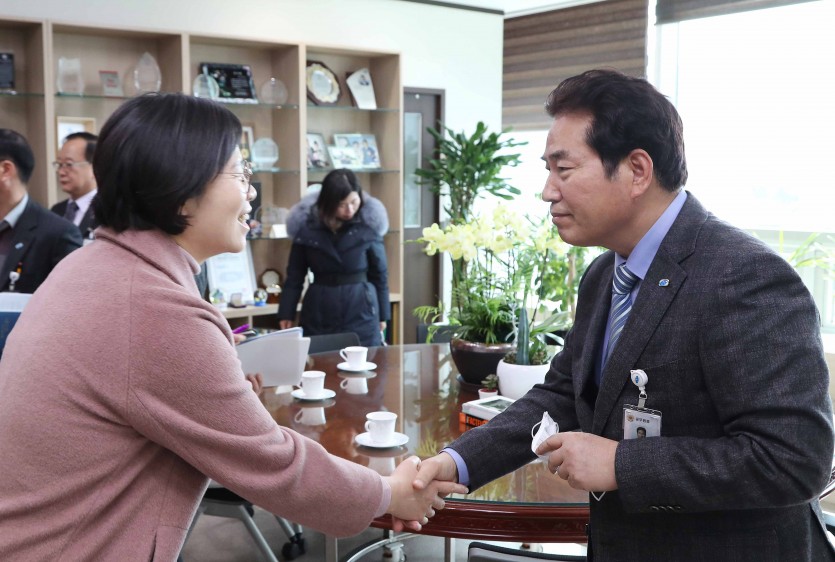 17일 백군기 시장 농관원 관계자 협의 (1).jpg