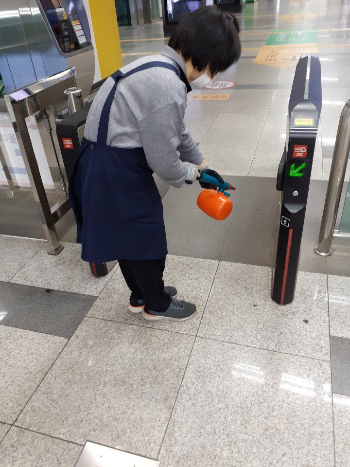 역사 내 방역활동.jpg