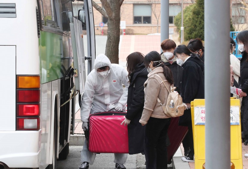 (사진) 학교에 도착해 짐을 내리는 중국인 유학생들.jpg