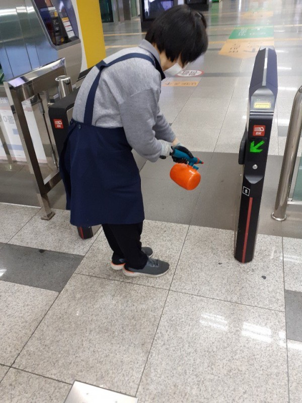 역사 내 방역활동.jpg