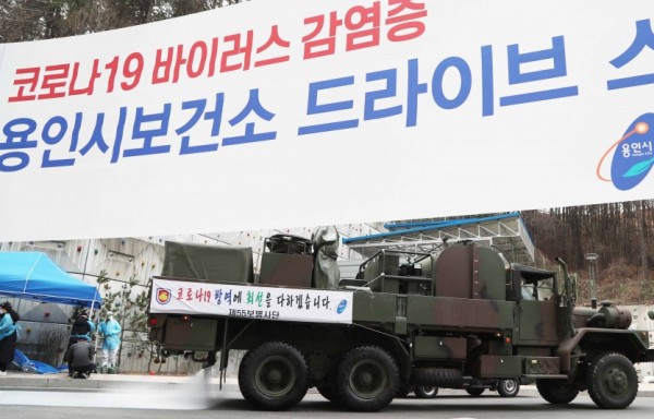 (사진) 4일 55사단 드라이브스루 방역.jpg