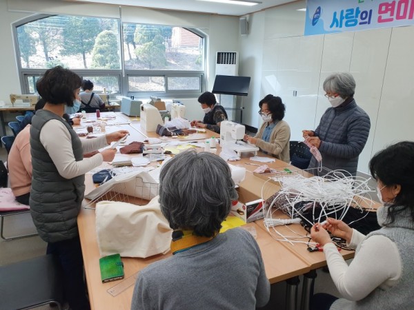 (사진) 생활개선회가 마스크를 제작하고 있는 모습.jpg