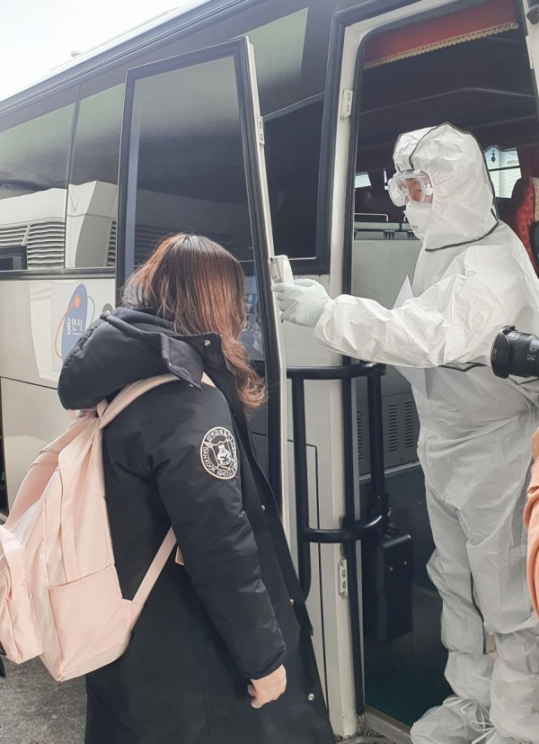 (사진) 용인시 버스에 탑승하는 중국인 유학생.jpg