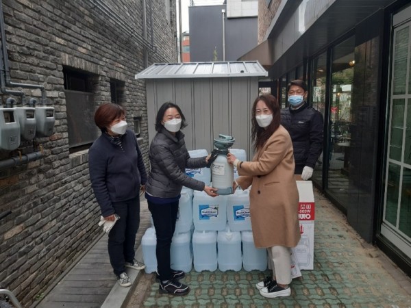 (사진) 광교 숲속마을 상인회에 휴대용 소독기 대여.jpg