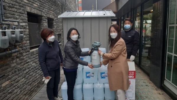 (사진) 광교 숲속마을 상인회에 휴대용 소독기 대여.jpg