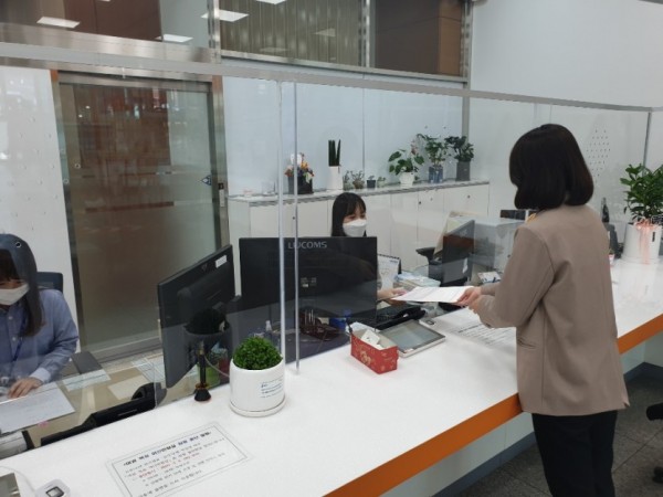 (사진) 민원실 가림막 설치 모습.jpg