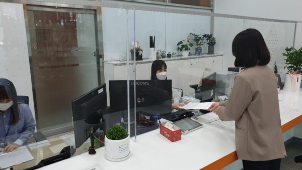 (사진) 민원실 가림막 설치 모습.jpg