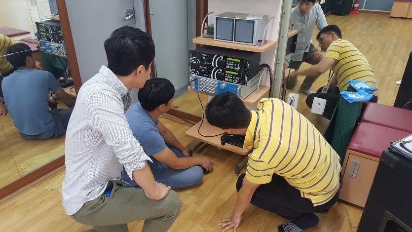 무대예술팀 직원들이 시설을 점검하고 있는 모습 (1).jpg