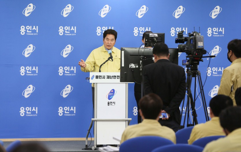 (사진) 라이브 방송을 통해 시민들과 실시간 소통하고 있는 백군기 시장.JPG