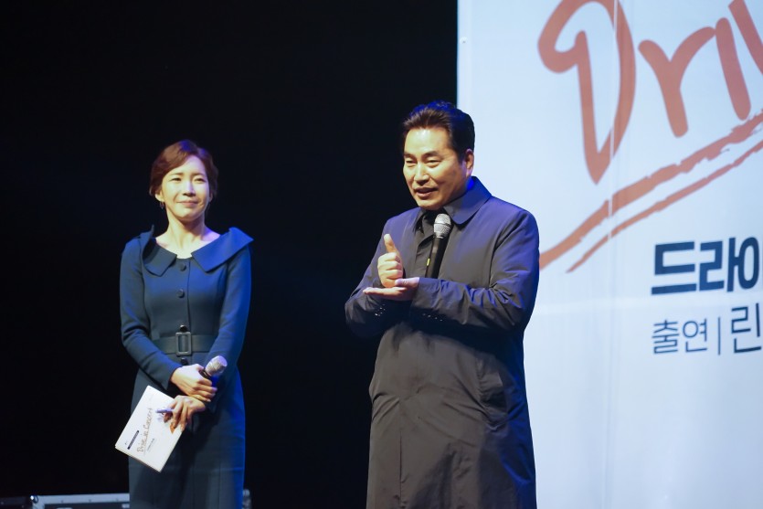4월 25일 용인시민체육공원 남문주차장에서 개최한 드라이브 인 콘서트에서 인사말을 전하는 백군기 용인시장.jpg