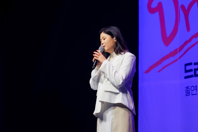 4월 25일 용인시민체육공원 남문주차장에서 개최한 드라이브 인 콘서트에서 노래하는 가수 린.jpg