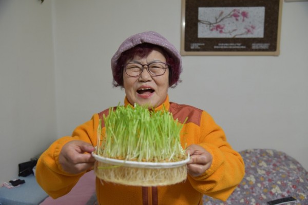 20일 새싹키트를 받은 김정복 어르신 (1).jpg