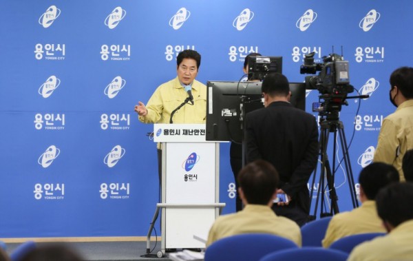 (사진) 라이브 방송을 통해 시민들과 실시간 소통하고 있는 백군기 시장.JPG