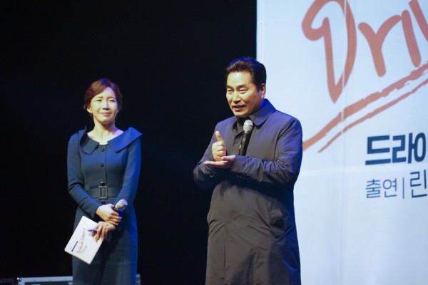 4월 25일 용인시민체육공원 남문주차장에서 개최한 드라이브 인 콘서트에서 인사말을 전하는 백군기 용인시장.jpg