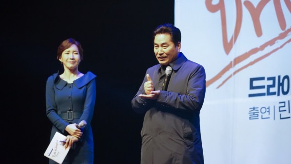 4월 25일 용인시민체육공원 남문주차장에서 개최한 드라이브 인 콘서트에서 인사말을 전하는 백군기 용인시장.jpg