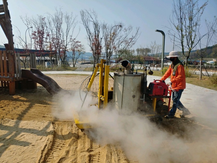 (사진) 어린이공원 내 놀이시설 소독.jpg