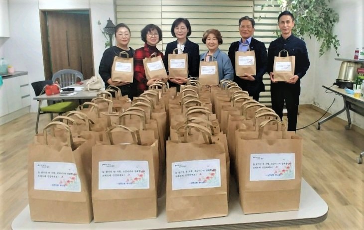 (사진) 상현2동 부녀회 경로당 어르신에 다과 전달.jpg