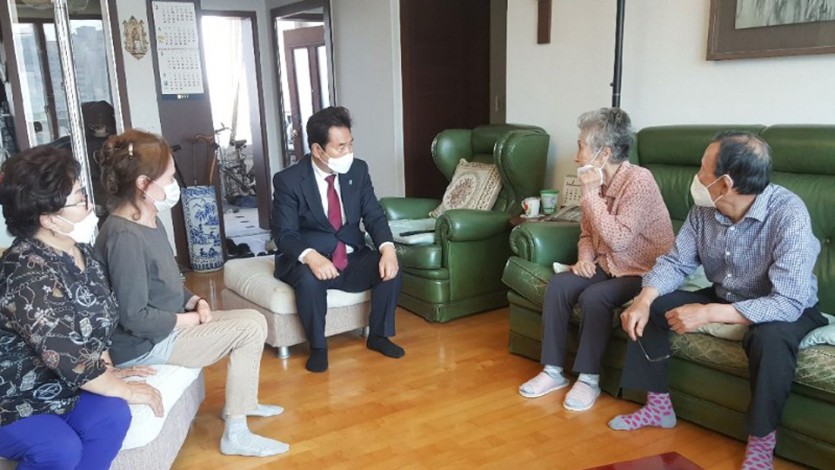 8일 백군기 시장 장수어르신 방문.jpg