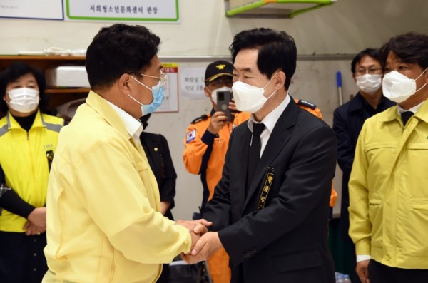 20200505_보도자료_경기도시장군수협의회 협의회장 이천 물류창고 화재 희생자 합동분향소 조문 사진 1.jpg