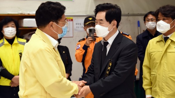 20200505_보도자료_경기도시장군수협의회 협의회장 이천 물류창고 화재 희생자 합동분향소 조문 사진 1.jpg