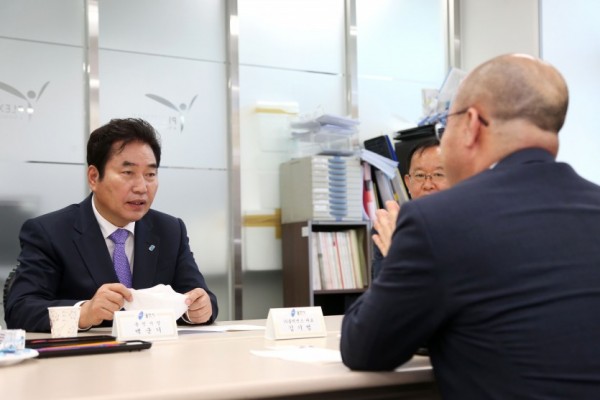 6일 백군기 시장 플렉센스 방문 (1).JPG