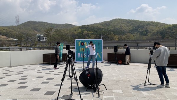 영상으로 찾아가는 아티스트 플랫폼 영상 촬영을 하고 있는 아티스트 바이올린 플레이어 440.jpg