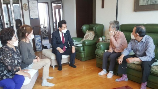 8일 백군기 시장 장수어르신 방문.jpg